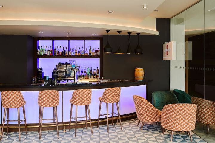 Lounge 96 of 135