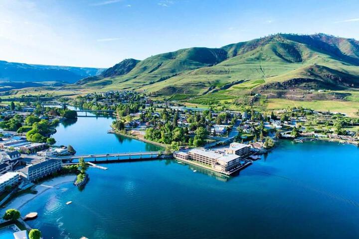Photo of Grandview Lake Chelan- Waterfront View Pool, Hot tub, Golf, 1 Min To Downtown