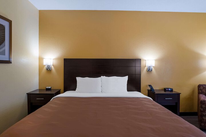 1 King Bed (13 of 17)