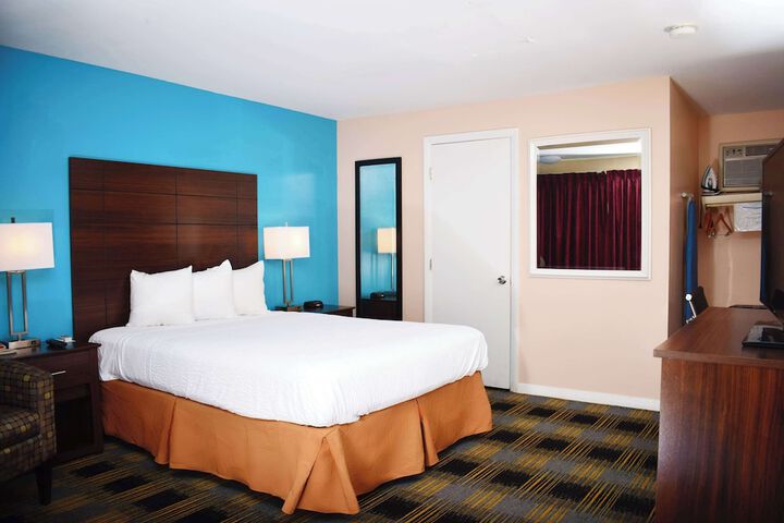 1 Queen Bed (1 of 4)