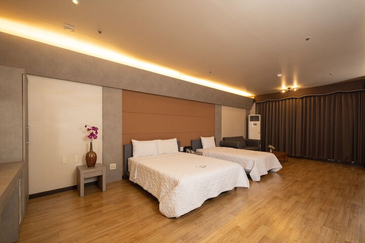 Room 15 of 23
