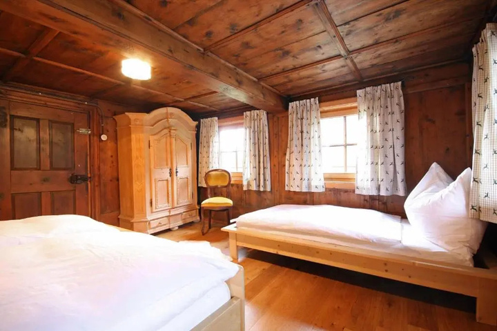 Room 5 of 18