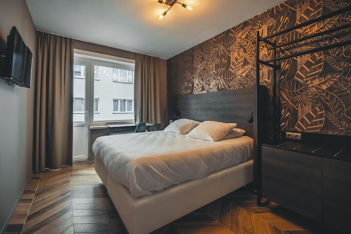 Room 9 of 38