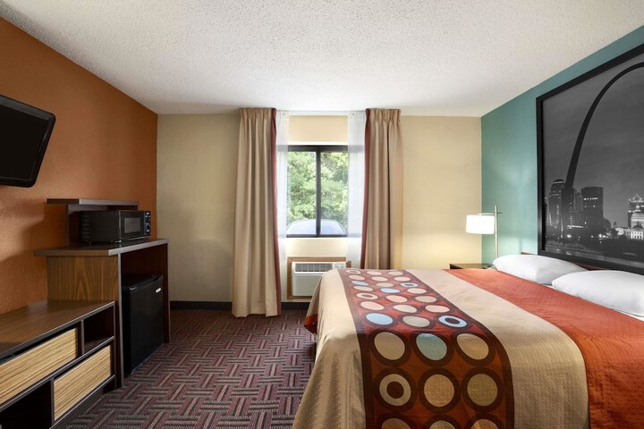 1 Queen Bed Accessible Room (4 of 13)