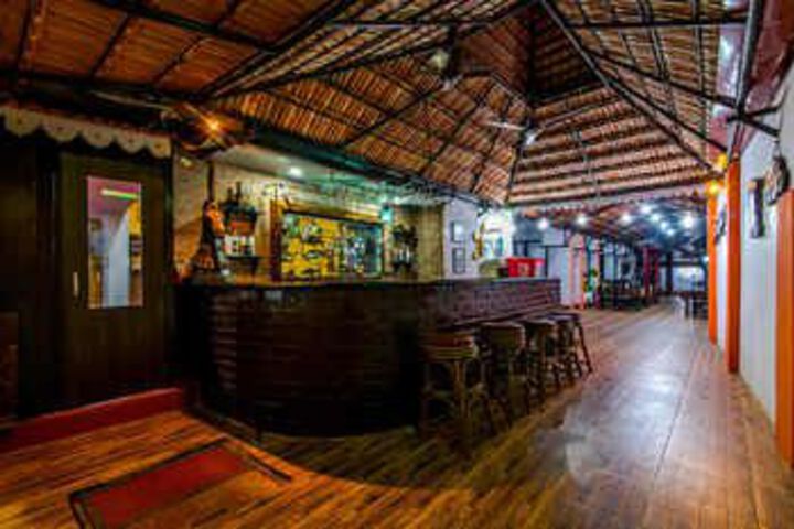 Lounge 7 of 13