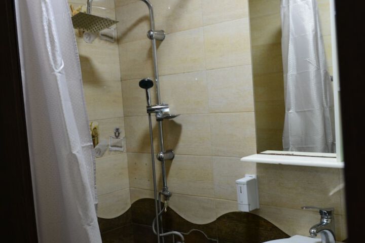 Room 7 of 18
