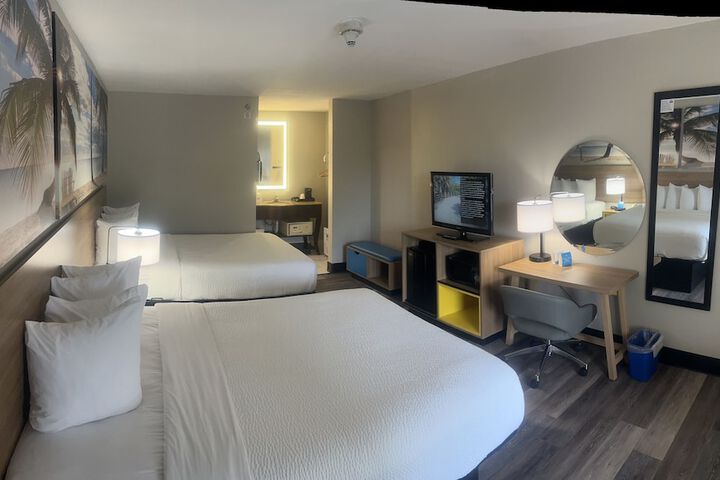 2 Queen Beds (15 of 18)