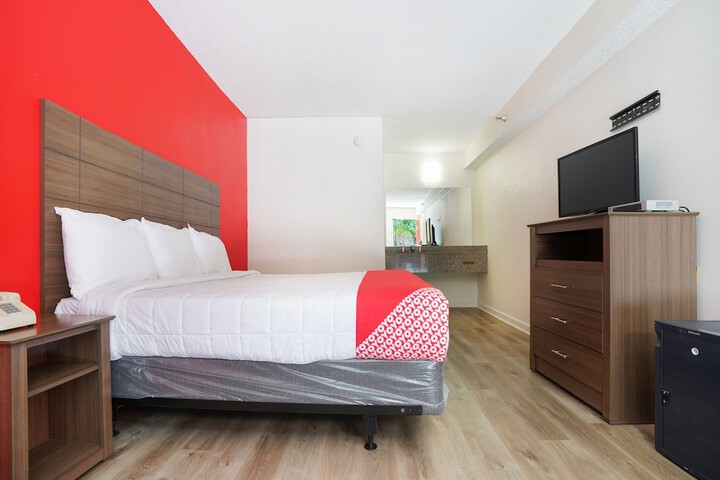 1 King Bed (4 of 12)