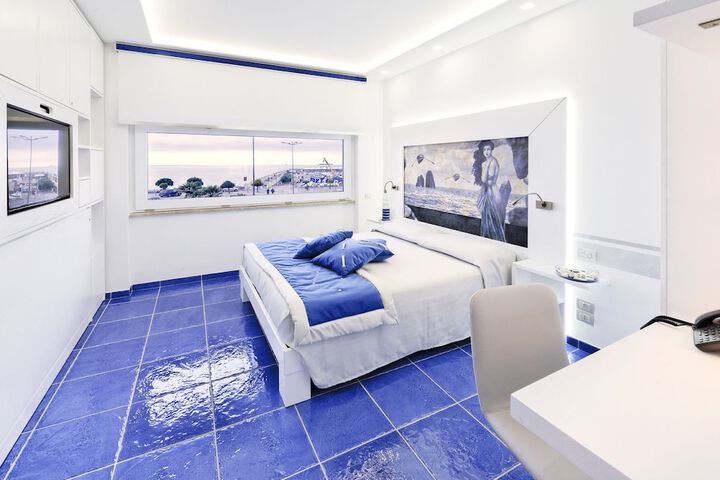Room 6 of 32