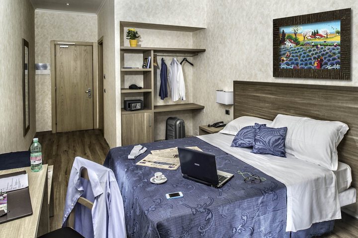 Room 28 of 77