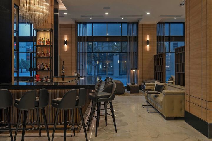 Lounge 53 of 67