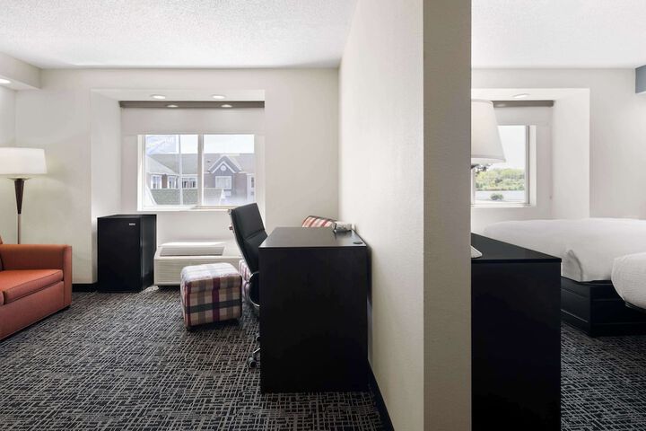 1 Queen Bed (2 of 7)