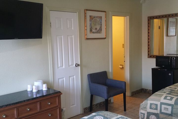 Room 4 of 13