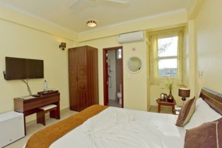 Room 10 of 19