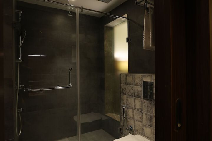 Room 6 of 42