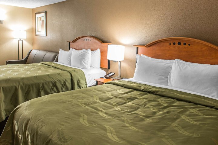 1 Queen Bed (1 of 14)