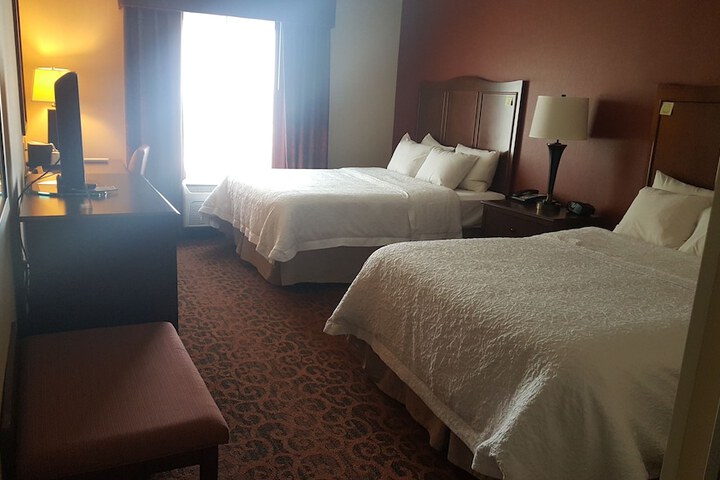 2 Queen Beds (3 of 10)