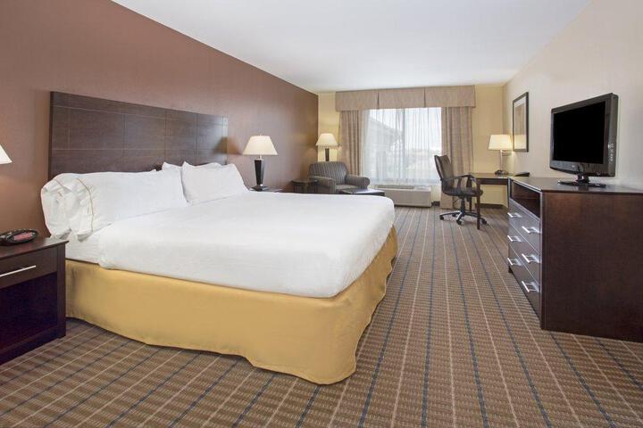 1 King Bed (5 of 11)