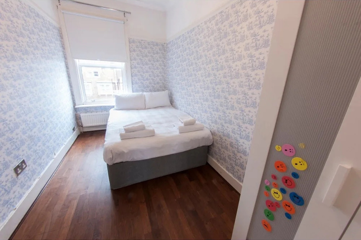 Room 5 of 18