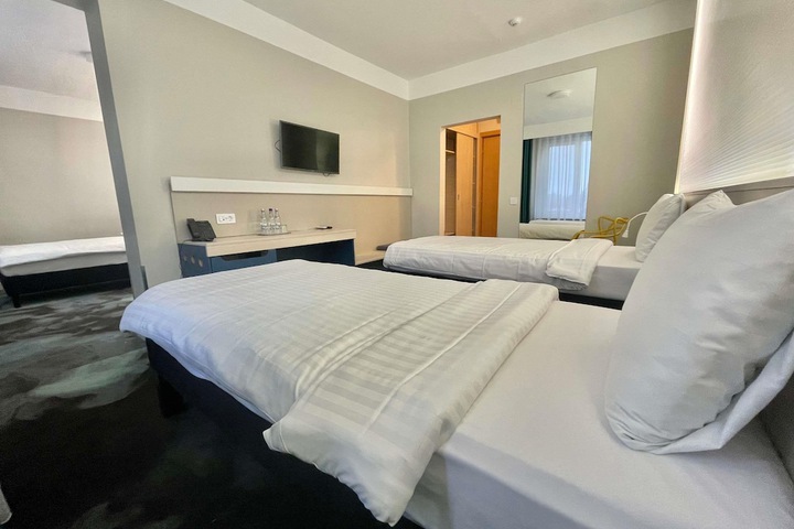 Room 42 of 151