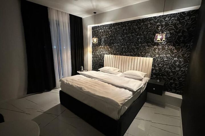 Luxe Plaza Hotel near EVN Zvartnots airport