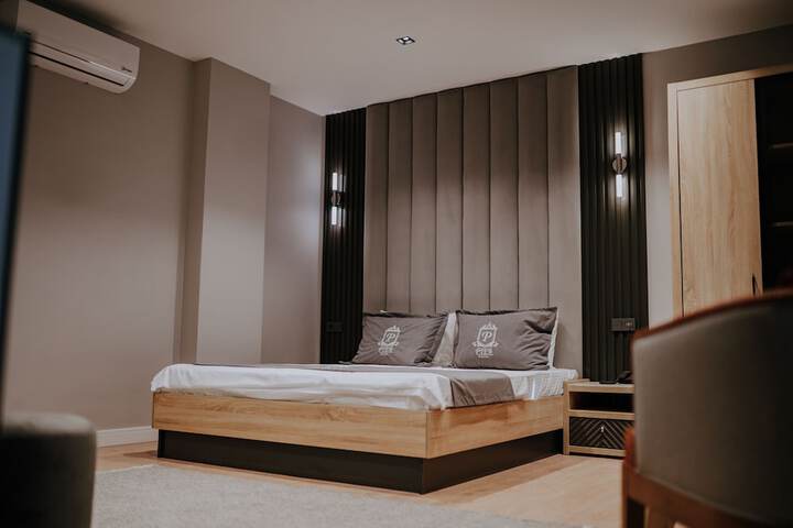 Room 6 of 10