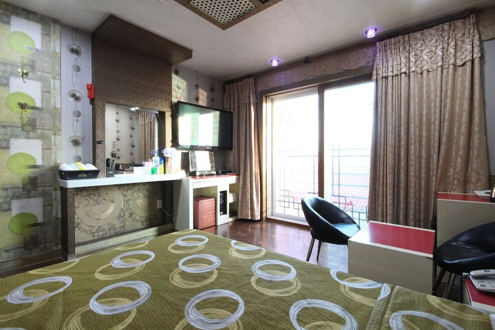 Room 5 of 27