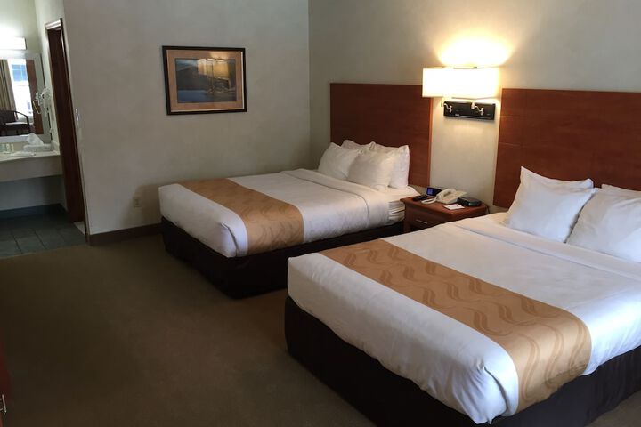 2 Queen Beds (5 of 19)