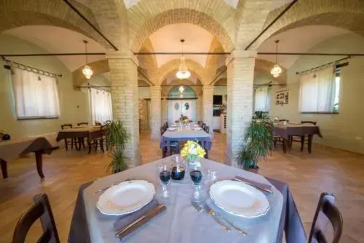 Dining 11 of 12