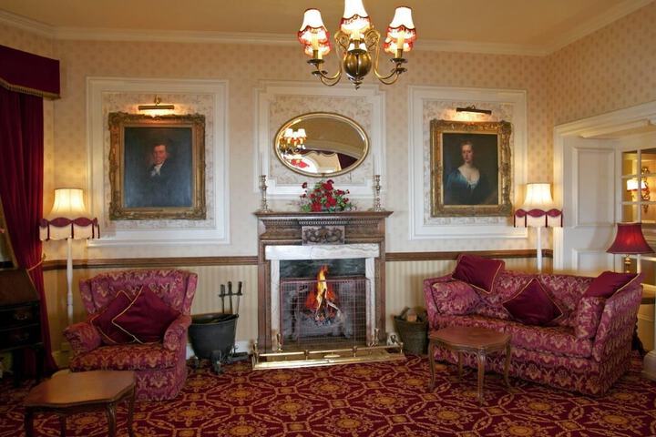 Lounge 38 of 47