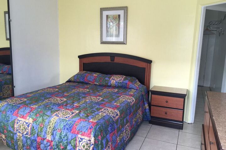 Room 6 of 12