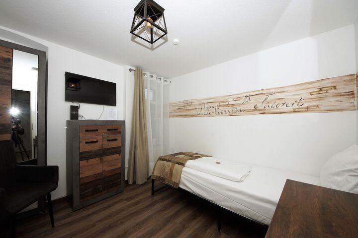 Room 8 of 19
