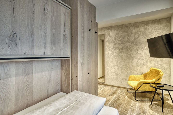 Room 18 of 171