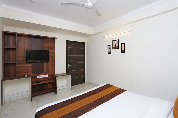 Room 5 of 12