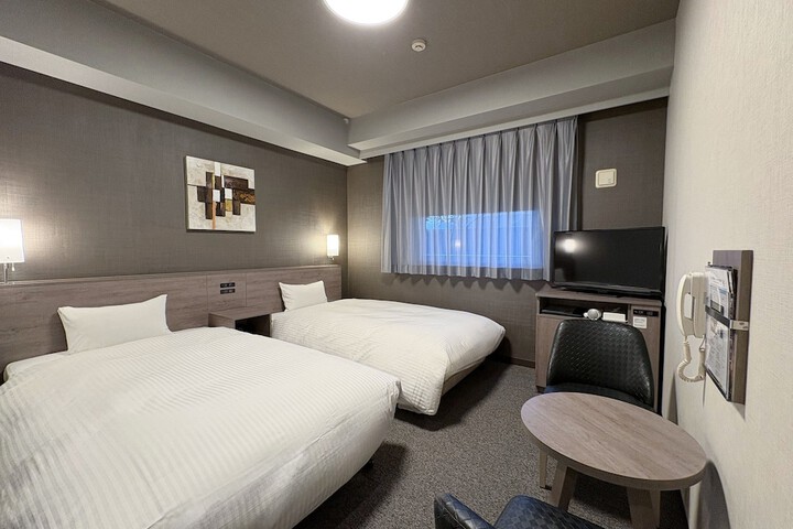 Room 9 of 32