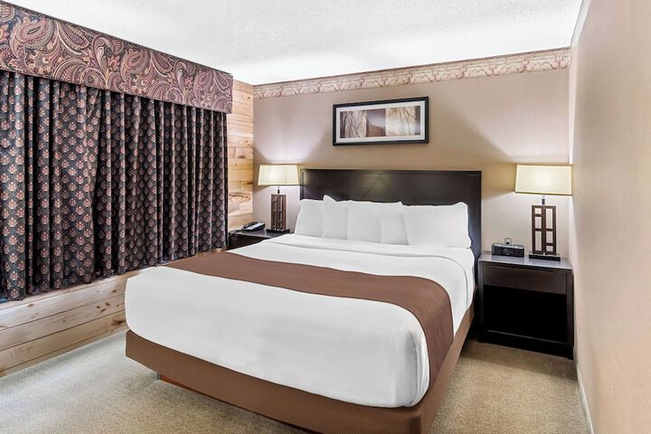 1 King Bed (3 of 11)