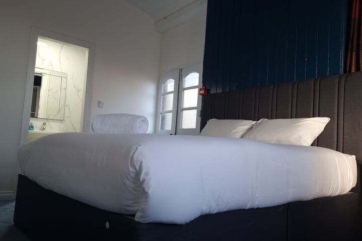 Room 17 of 32