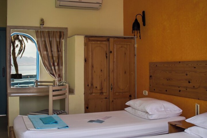 Room 5 of 87