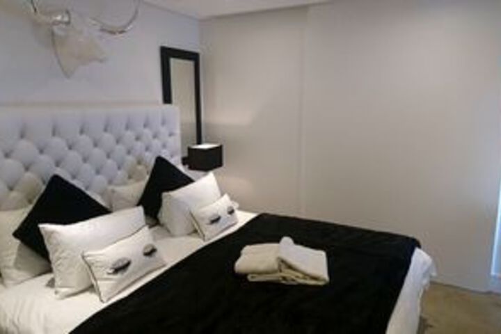 Room 10 of 18