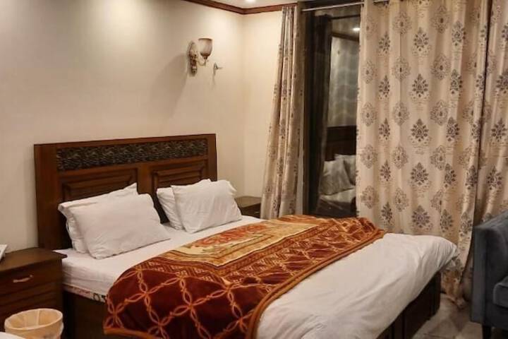 Room 4 of 8