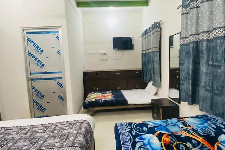 Room 7 of 12