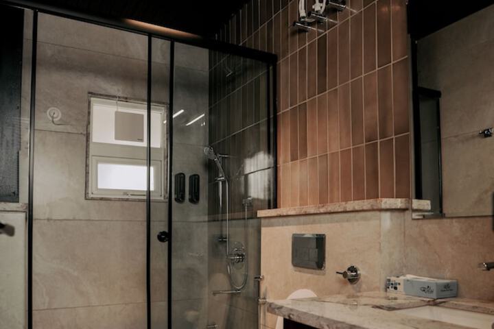 Room 16 of 28