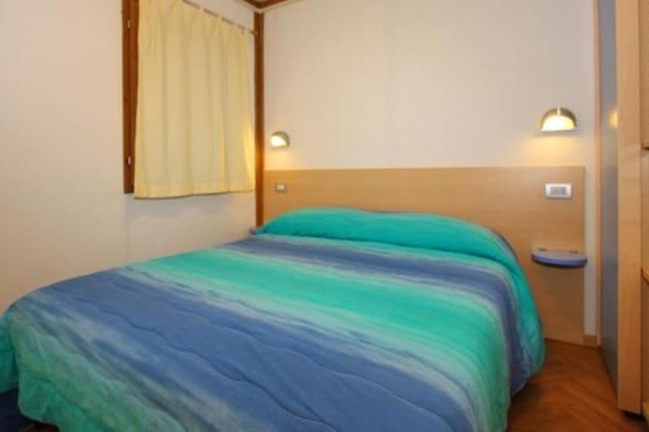 Room 5 of 32
