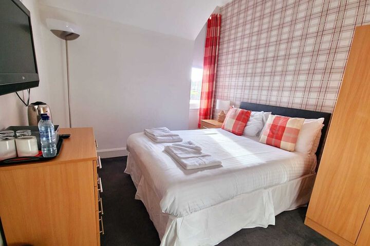 Room 4 of 13