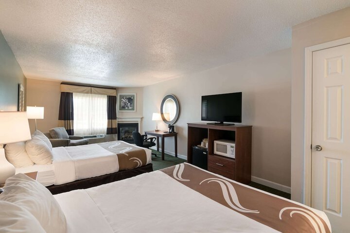 2 Queen Beds (3 of 19)