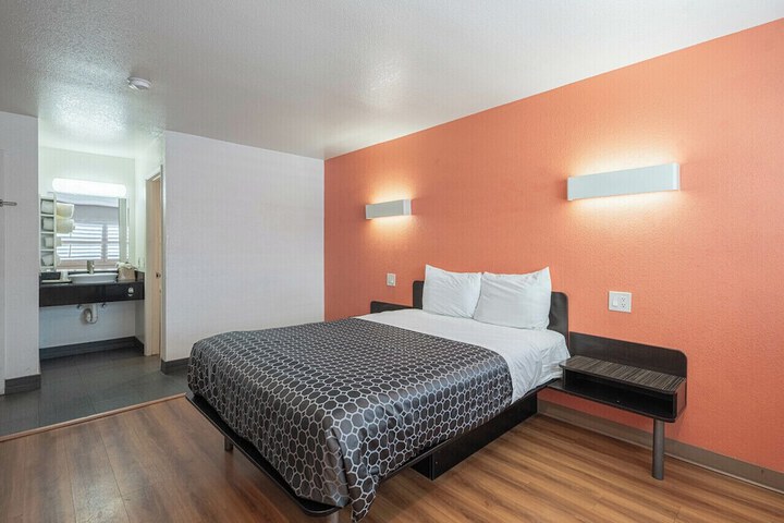 Room 9 of 31