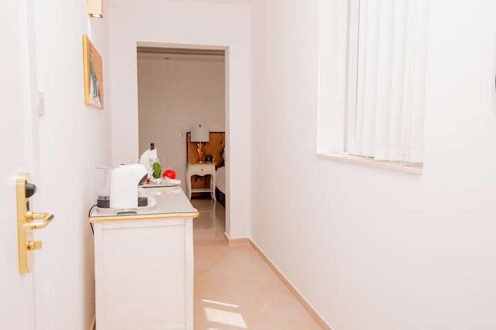 Room 25 of 77