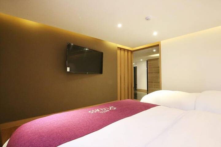 Room 31 of 83