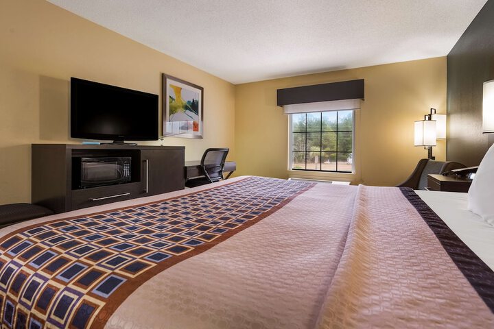 1 King Bed Fltscntv Reclnr Microwave, Refrigerator High Speed Coffee Maker Full Breakfast (4 of 18)