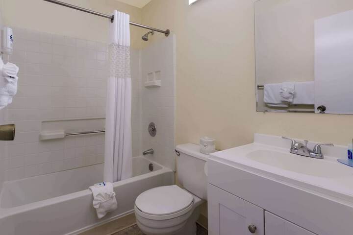 1 Queen Bed (5 of 17)